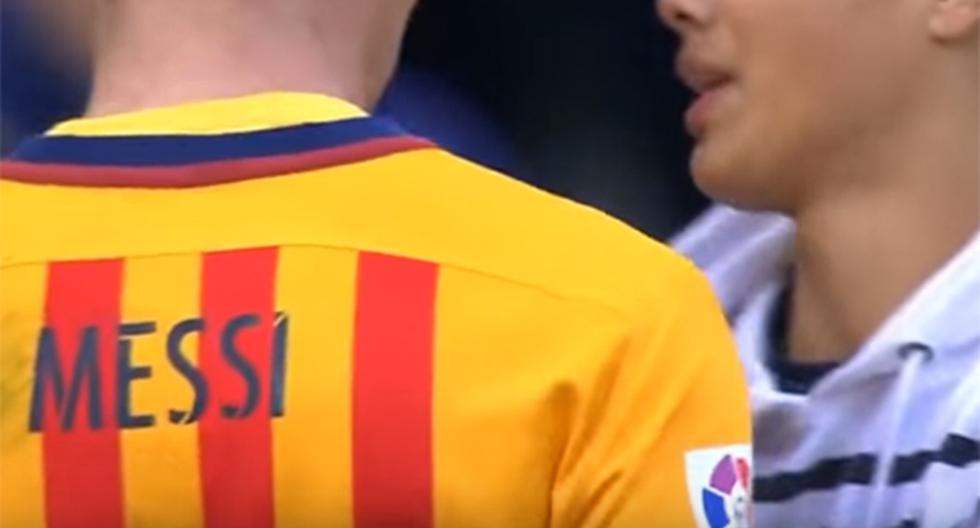 El gesto que tuvo Lionel Messi con un hincha del Málaga es realmente estupendo. El astro del Barcelona no se intimidó al ser \'asaltado\' por este niño y tuvo un gran gesto con él (Foto: Captura / YouTube)