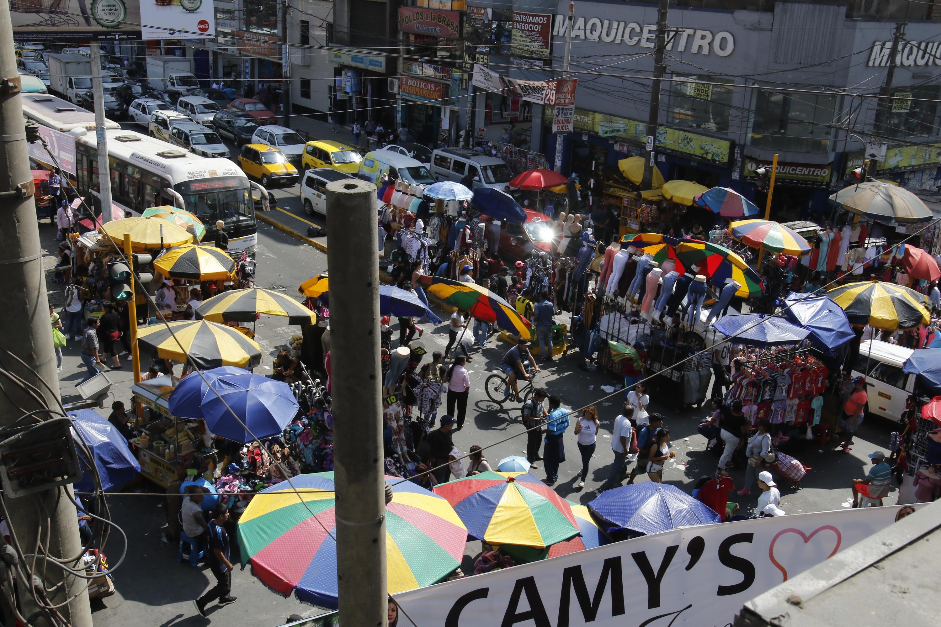 Comerciantes informales han armado puestos de comida en veredas y pistas (Foto: Miguel Bellido)