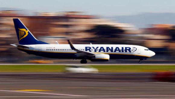 Un avión de bajo costo Ryanair se ve detrás de una cerca mientras estaba aparcado en la pista del aeropuerto Weeze cerca de la frontera germano-holandesa durante una huelga europea. (Foto: Reuters)