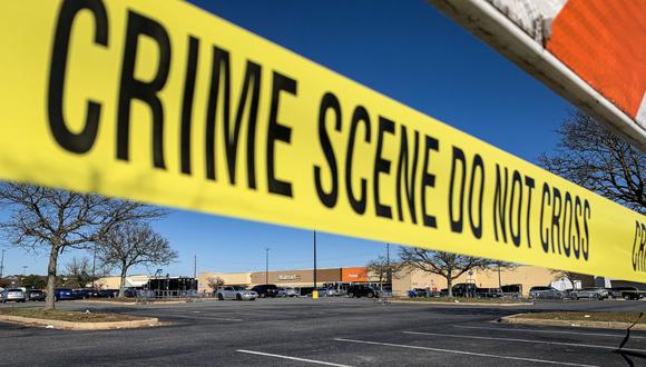 La cinta de la escena del crimen bloquea el estacionamiento fuera de un Walmart luego de un tiroteo masivo la noche anterior en Chesapeake, Virginia, el 23 de noviembre de 2022. (Foto de Bastien INZAURRALDE / AFP)