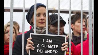 Marion Cotillard protestó enjaulada en defensa de activistas de Greenpeace