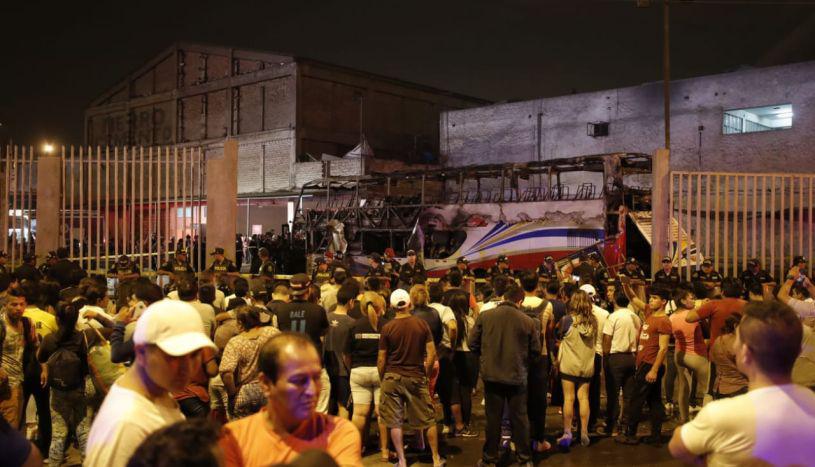 17 personas murieron por incendio en bus interprovincial en Fiori.  (Foto: Renzo Salazar/GEC)