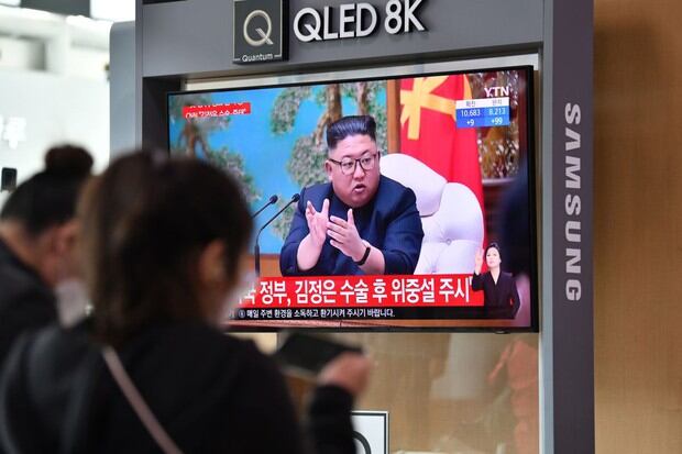 La gente mira una transmisión de noticias de televisión que muestra imágenes de archivo del líder norcoreano, Kim Jong Un (Foto: Jung Yeon-je / AFP)