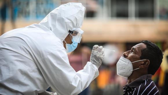 Una persona se realiza una prueba para detectar el contagio de COVID-19 en un centro de salud de México. (Foto: David Guzmán / EFE)