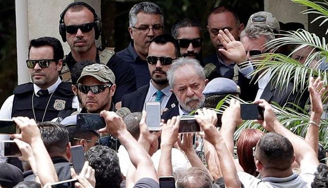 Lula da Silva participa en funeral de su nieto e inicia viaje de regreso a prisión. (Foto: EFE)