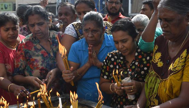 Supervivientes y familiares conmemoran un mes de los dramáticos atentados en  Sri Lanka. (Foto: AFP)
