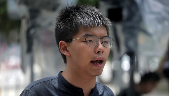 El activista prodemocracia Joshua Wong habla con los medios de comunicación fuera de la sede del gobierno de Hong Kong. (Foto: AFP)