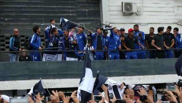 El plantel de Alianza Lima llegó a la capital y se trasladó al estadio Alejandro Villanueva, en donde una multitud de hinchas íntimos esperaban. (Foto: USI)