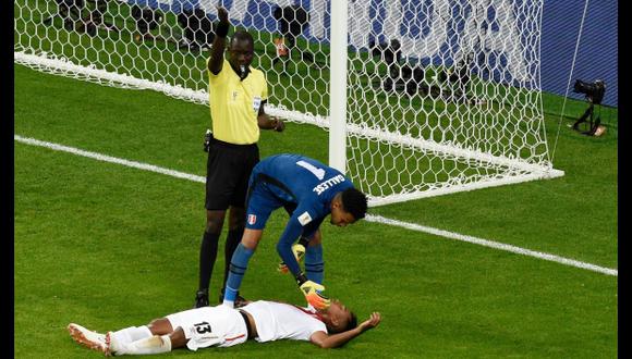 El volante Renato Tapia sufrió un serio golpe en la cabeza durante el primer partido de Perú en el Mundial ante Dinamarca. (Foto: AFP)