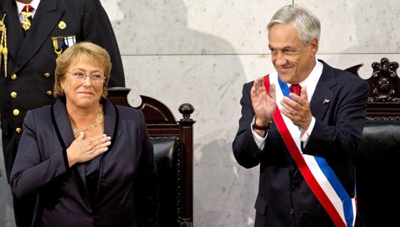 Sebastián Piñera recibió la banda de manos de Michelle Bachelet en 2010, se la pasó en 2014 y en marzo de 2018 la presidenta de Chile se la devolverá. (Foto archivo: AFP/Martín Bernetti)