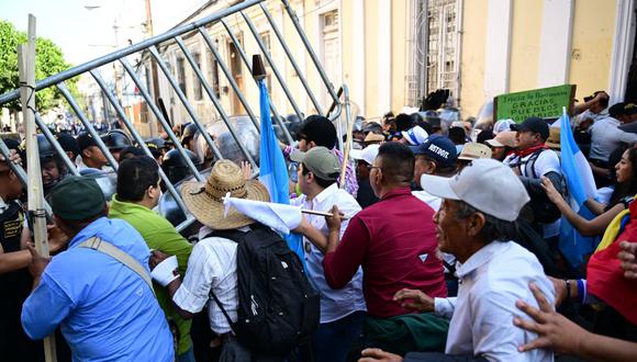 Manifestantes y Policía se enfrentan en las afueras del Congreso de Guatemala ante obstaculización de la investidura de Bernardo Arévalo. (Foto: Martin Bernetti /AFP)