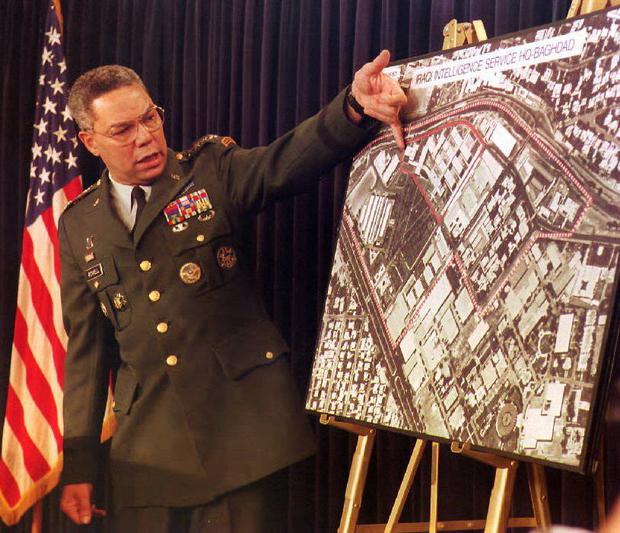 The chairman of the Joint Chiefs of Staff, General Colin Powell, on June 26, 1993, points out the targets in the Iraqi intelligence complex in Baghdad.  (RENAUD GIROUX / AFP).