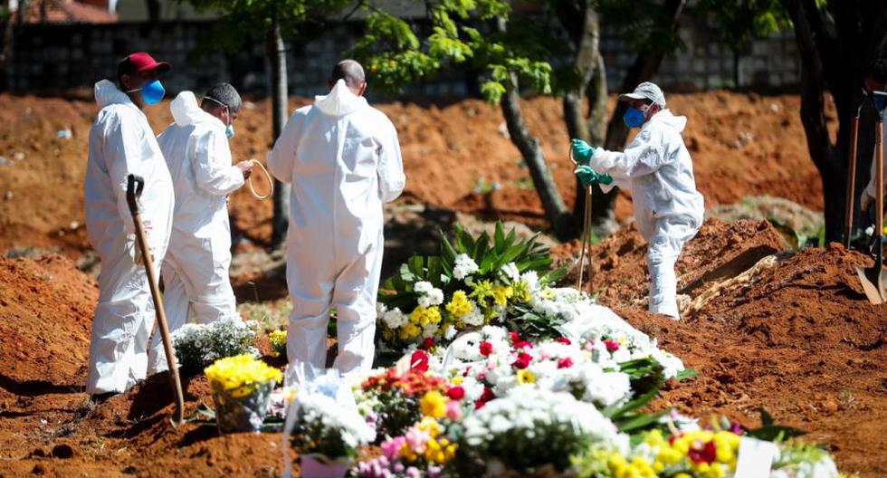 Grupos de sepultureros trabajan en el entierro de una víctima sospechosa de coronavirus en el cementerio de Vila Formosa, en Sao Paulo. (Foto: EFE/ Fernando Bizerra).
