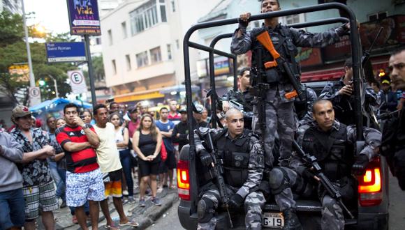 Un enfrentamiento entre narcotraficantes y agentes policiales se produjo en dos favelas contiguas a los tur&iacute;sticos barrios de Copacabana e Ipanema, en Brasil. (Foto: AP)