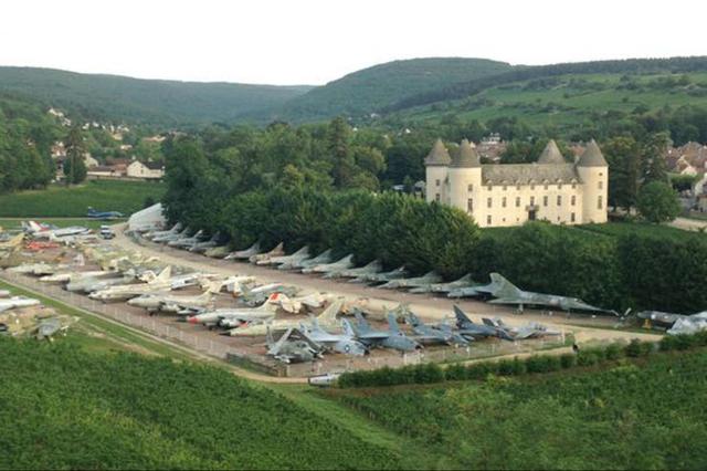 El Chateau de Savigny-les-Beaune y los aviones, en la región vitivinícola de Borgoña Crédito: Facebook, vía La Nación de Argentina/ GDA