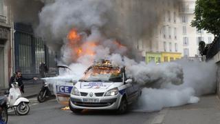 Así incendiaron patrullero durante protesta en París [VIDEO]