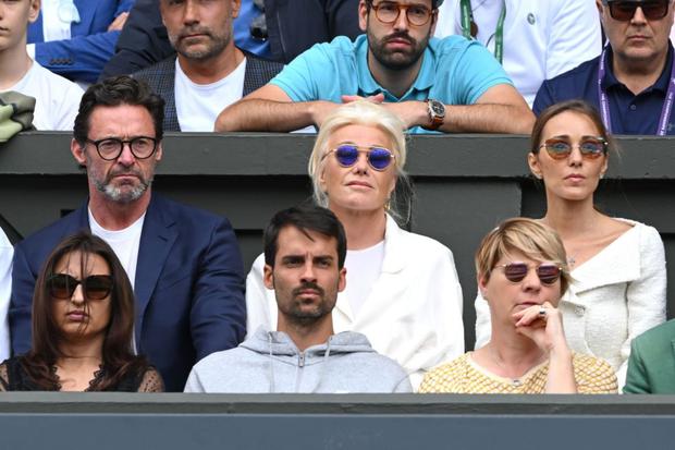 Jelena (a la derecha) y el actor Hugh Jackman (a la izquierda) viendo la final de Wimbledon de Djokovic y Alcaraz (Foto: EFE)