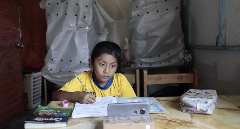 Durante dos años, la mayoría de escolares del Perú han debido educarse a través de pantallas. Esta niña de Pamplona Alta, en San Juan de Lurigancho, hace sus tareas desde el celular de sus padres. GEC