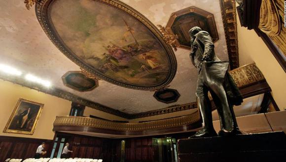 En esta foto del 14 de julio de 2010, una estatua de Thomas Jefferson se encuentra en la Cámara del Consejo del Ayuntamiento de Nueva York. (AP Photo/Richard Drew).