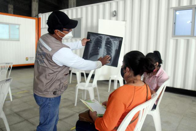 Los enfermos de COVID-19 que no encuentran atención en algún centro de salud de Santa Cruz, la ciudad de Bolivia más golpeada por la enfermedad, tienen de nuevo la posibilidad de acudir a la ayuda desinteresada que prestan los Ángeles contra el COVID. (Foto: EFE/Juan Carlos Torrejón)