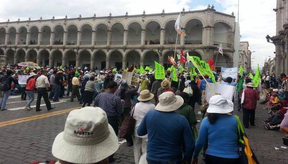 Opositores a Tía María protestan en plaza de armas de Arequipa