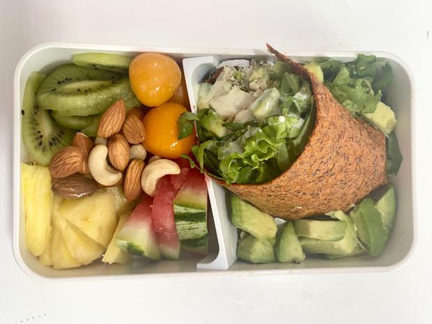 Fruit salad with dried fruit toppings.  In addition, a vegetable roll with protein of animal or vegetable origin.  Healthy fat: avocado.  (Photo: Ale Crovetto)