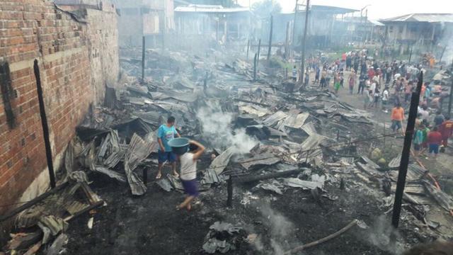 El incendio en el distrito de Iquitos ocurrió alrededor de las 3 a.m. de hoy. Los vecinos informaron que el fuego empezó en una de las viviendas de madera y se propagó rápidamente debido a los materiales inflamabables. (Foto: Daniel Carbajal)