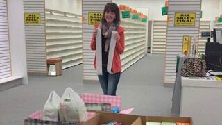 Addy Tritt, la mujer que compró toda una tienda de zapatos para donarlos a damnificados