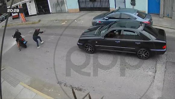 Una cámara de seguridad registró el enfrentamiento a balazos en Chorrillos. (RPP)