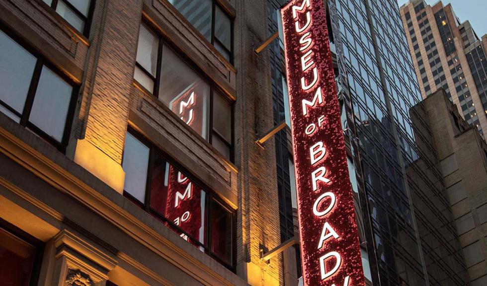 El museo se ubica en Times Square en el corazón de Nueva York. Desde el 15 de noviembre se exhiben las vestimentas originales de musicales, fotografías, los objetos que se utilizaron en escena como las proyecciones de la historia de los teatros de la ciudad de Nueva York. El museo cuenta con más de 300 años de historia de Broadway y fue fundado por Diane Nicoletti y la productora teatral Julie Boardman. (Foto: IG / @iheartradiobroadway)