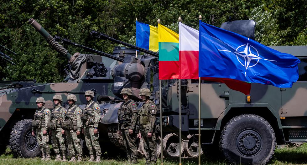 Soldados de Polonia y Rumanía durante una conferencia de prensa de los presidentes de ambos países tras una visita conjunta al centro de mando móvil del noreste de la División Multinacional de la OTAN, cerca de la aldea de Szypliszki, ubicado en el llamado Suwalki Gap. (WOJTEK RADWANSKI / AFP).