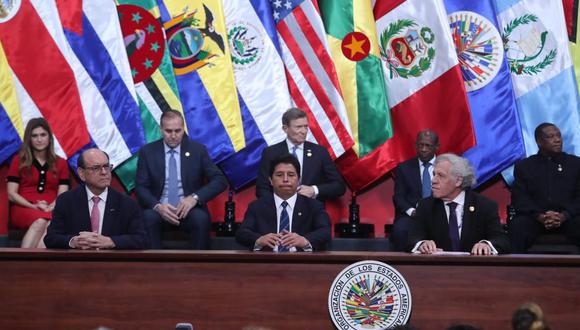 Luis Almagro (derecha) y el canciller César Landa acompañaron a Pedro Castillo en la inauguración de la asamblea.