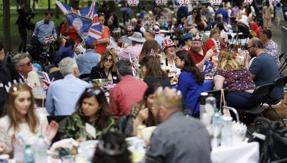 Gente se une a una fiesta callejera para celebrar la coronación del rey Carlos III de Gran Bretaña en Regent's Park, Londres, Gran Bretaña, el 7 de mayo de 2023. (Foto de EFE / EPA / TOLGA AKMEN)