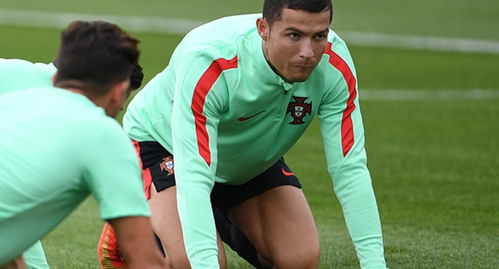 Cristiano Ronaldo aprovechó el último entrenamiento de la selección de Portugal para responder a Arturo Vidal de cara a las semifinales de la Copa Confederaciones. (Foto: Getty Images)