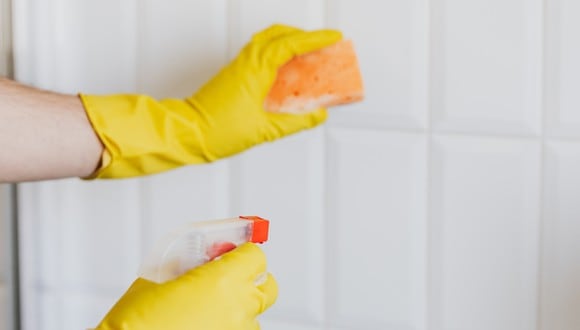 Persona limpieza las paredes sucias de la casa. (Imagen: Karolina Grabowska / Pexels)