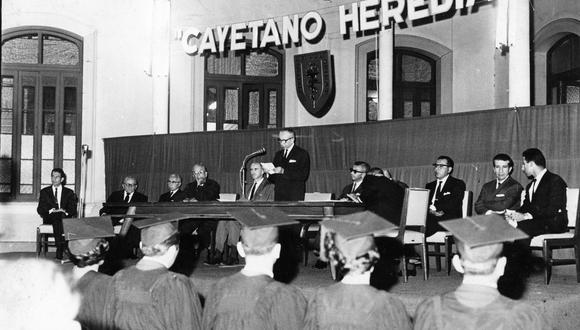 Imagen del 5 de abril de 1965, durante la ceremonia de graduación de un grupo de alumnos de la Universidad Cayetano Heredia. (Foto: Archivo Histórico GEC)