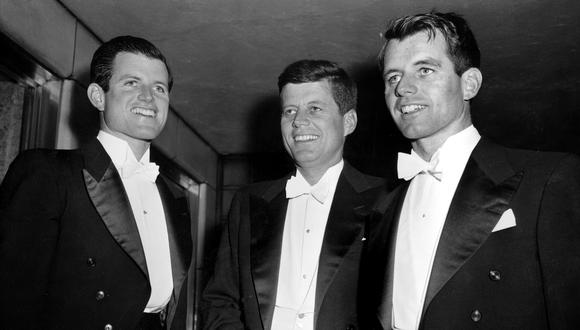 Foto tomada el 15 de marzo de 1958. Al medio está el senador John F. Kennedy, rodeado por sus hermanos Edward Kennedy (izq.) y Robert F. Kennedy (der.) AP