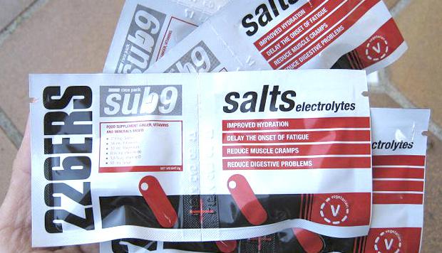 El cometido principal de sales y electrolitos es reponer los electrolitos perdidos durante el ejercicio a través del sudor y la orina.