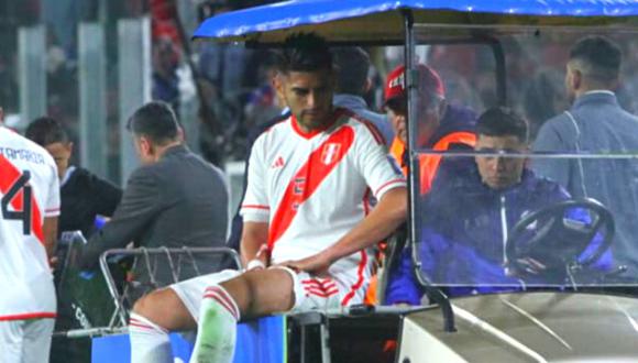Carlos Zambrano es retira del partido ante Chile en en camilla  (Foto: Alan Ramírez)