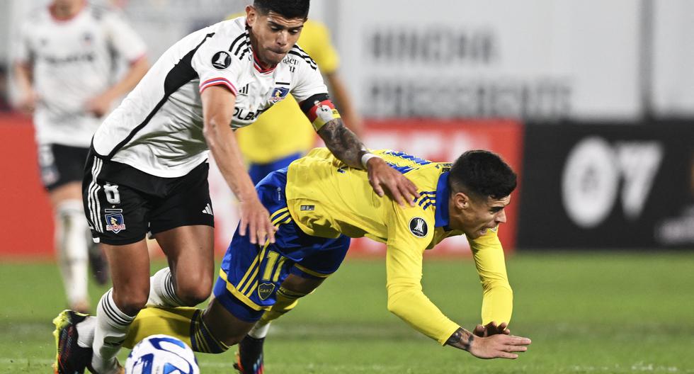 Colo-Colo's midfielder Esteban Pavez (L) and Boca Juniors' midfielder Martin Payero vie for the ball during the Copa Libertadores group stage first leg football match between Chile's Colo Colo and Argentina's Boca Juniors, at the Monumental stadium in Santiago, on May 3, 2023. (Photo by MARTIN BERNETTI / AFP)
