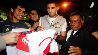 Carlos Zambrano llegó a Lima para sumarse a la selección peruana