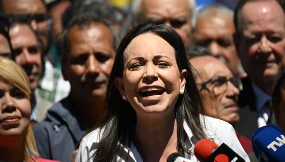 La lideresa de la oposición venezolana, María Corina Machado, habla durante una conferencia de prensa frente a la sede de su partido en Caracas el 29 de enero de 2023. (Foto de Federico Parra/AFP).