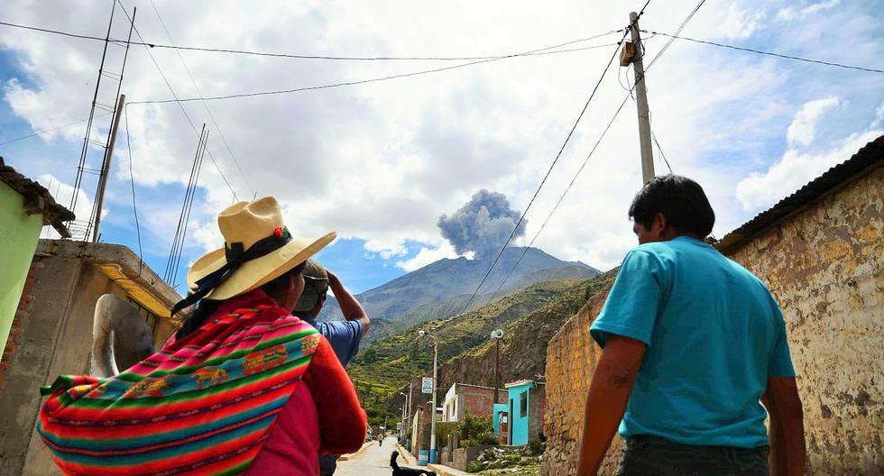Pobladores del distrito de Ubinas observan comportamiento del volcán. Foto: Difusión.