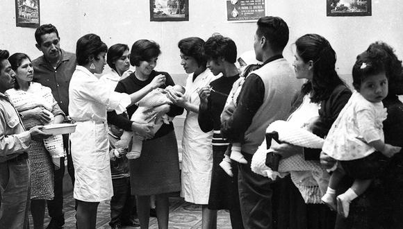 El 29 de octubre de 1965, el presidente del Gabinete y ministro de Salud Pública, Daniel Becerra De la Flor, indicó que se realizaría una campaña nacional de vacunación para erradicar completamente la poliomielitis en el Perú. (Foto: GEC Archivo Histórico)
