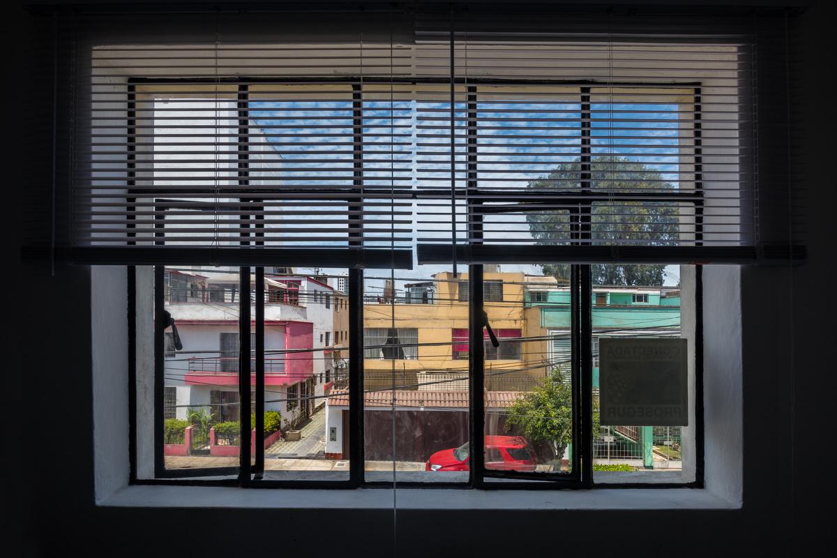 La ventana del corredor que da a la calle se ha convertido en una de mis trincheras donde diariamente me apoyo para ver que de interesante está la calle. Ahora el silencio, la ausencia de gente y de carros forman parte de mi paisaje habitual. Es lo mas cercano al paraíso.