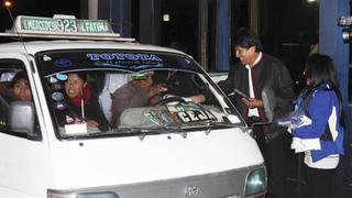 Evo Morales reparte propaganda electoral en plena autopista