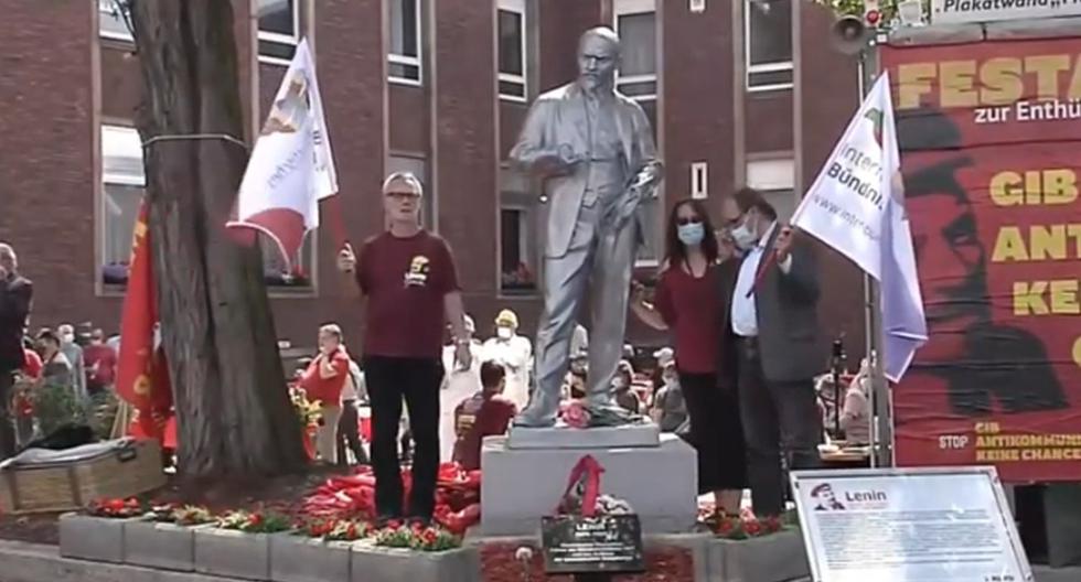 La estatua de Lenin de 2,15 metros de alto, inicialmente fundida en República Checa en 1957, debía ser inaugurada en marzo en la sede nacional del partido, pero el acto tuvo que aplazarse por la pandemia de coronavirus. (Captura de video/YouTube).