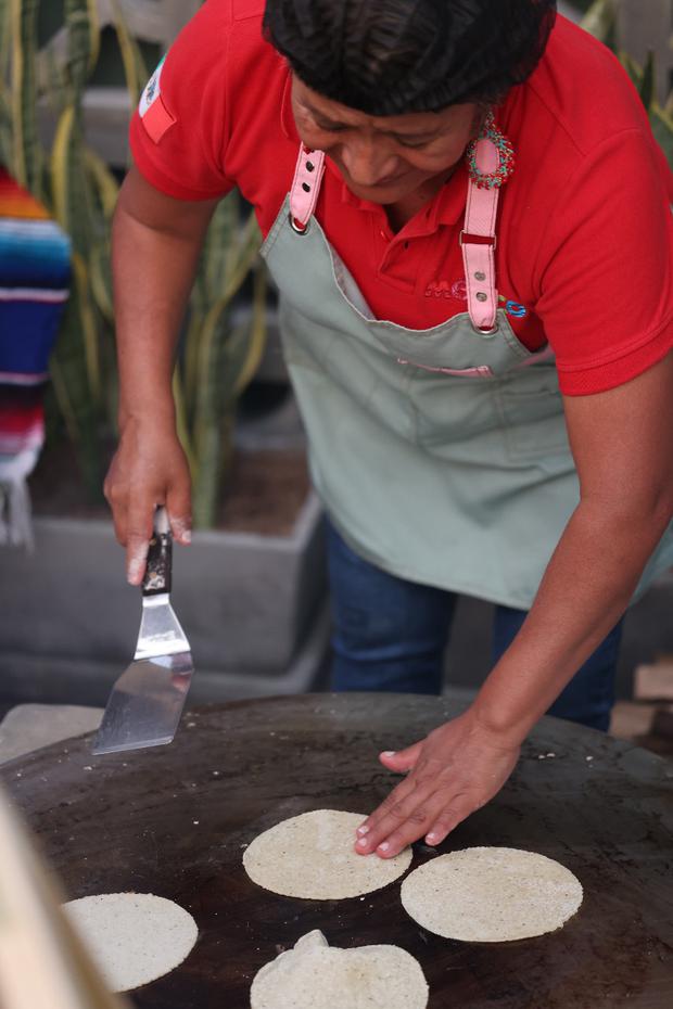 Rosalba is an artisanal taco maker and tortilla maker of Mexican origin.