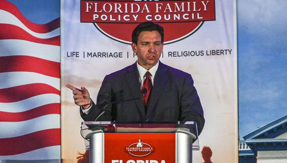 El gobernador de Florida, el republicano Ron DeSantis, habla durante la 18 cena de gala anual de la organización Florida Family Policy Council celebrada el 20 de mayo de 2023, en Orlando, Florida, EE.UU. (Foto de Giorgio Viera / EFE)