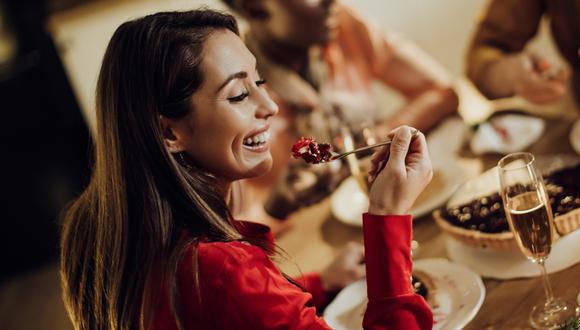 Puedes mantenerte saludable y a la vez disfrutar de los manjares de la reuniones navideñas si comes de forma inteligente. Especialistas te enseñan cómo.
(Foto: Freepik)